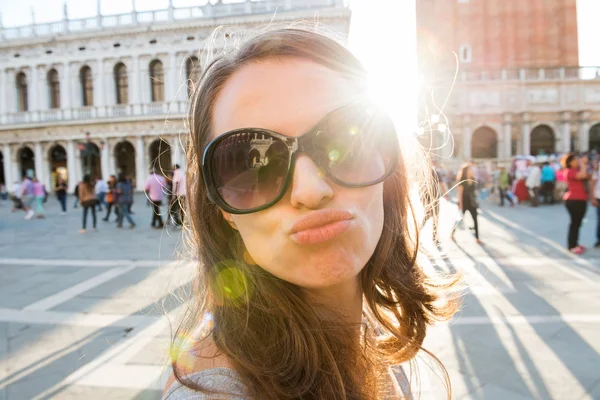 Woman tourist on St. Mark's Square taking selfie blowing a kiss — Stock Photo, Image