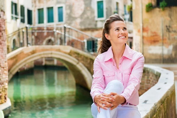 Крупный план счастливой женщины, улыбающейся по каналу в Венеции — стоковое фото