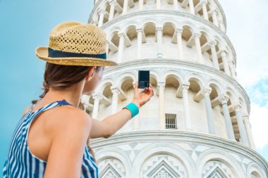 Leaning Tower of Pisa alarak fotoğraf arkasından gördüm kadın