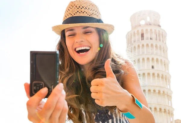 Mujer feliz turista dando pulgares arriba tomando selfie en Pisa —  Fotos de Stock