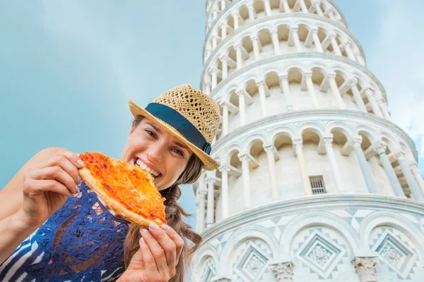 Zbliżenie kobiety gospodarstwa i gryzienie kawałek pizzy w Pisa — Zdjęcie stockowe
