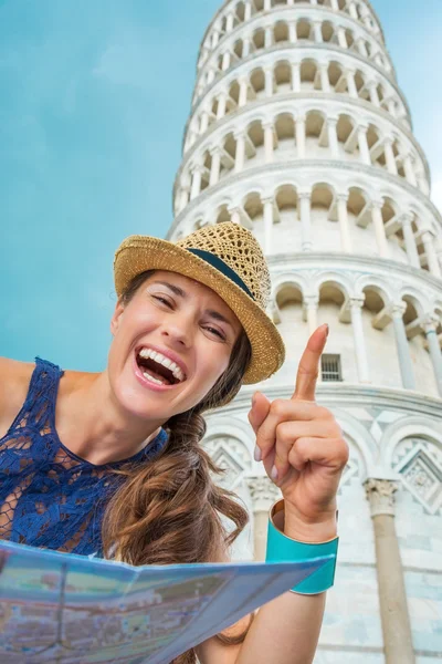 Happy woman tourist holding map and pointing at Tower of Pisa — Stock Photo, Image