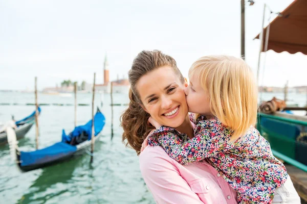 Child kissing happy mother in Venice — Stock Photo, Image