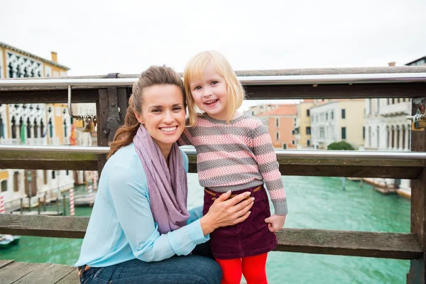 Madre feliz arrodillada junto a una hija feliz en Venecia —  Fotos de Stock