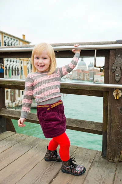 Happy, smiling blonde girl on bridge in Venice — Stock Photo, Image