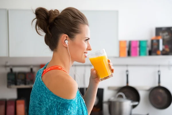 Closeup of fit woman in profile starting to drink smoothie — Stock Photo, Image