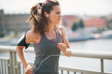 müzik Köprüsü'nde kadın koşu