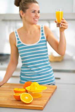 Portre üzerinde tablo ve genç kadın ile bardak taze portakal 