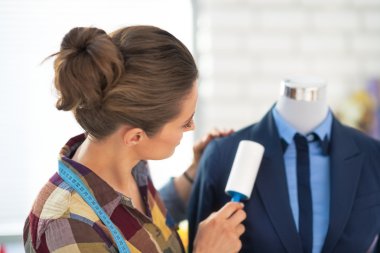 İş kıyafeti temizlik kadın terzi. arka görünüm