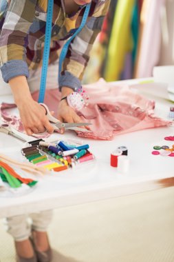 Closeup terzi kadın iş yerinde