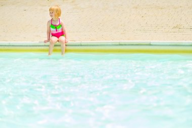 Havuzu oturan bebek kız