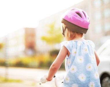 Bebek kız binicilik bisiklet. arka görünüm