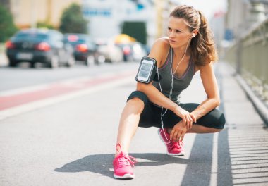 Açık havada şehirde fitness genç kadın portresi