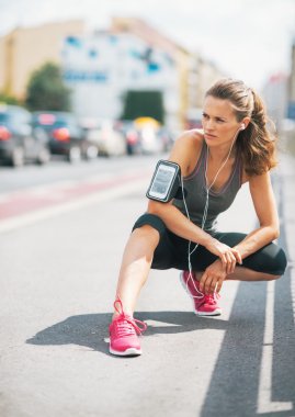 Açık havada şehirde fitness genç kadın portresi