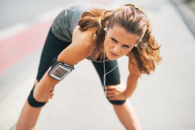 Yorgun fitness genç kadında açık havada şehir yakalamak portresi