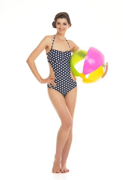 Ganzkörperporträt einer glücklichen jungen Frau im Badeanzug mit Strand — Stockfoto