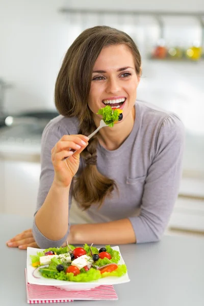 Feliz joven ama de casa comiendo ensalada griega — Foto de Stock