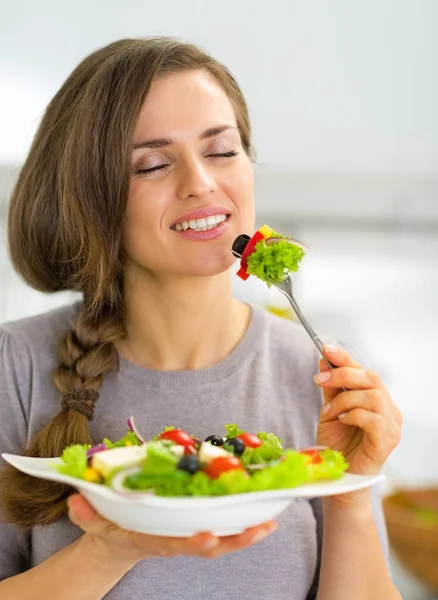 Joven ama de casa disfrutando comiendo ensalada griega — Foto de Stock