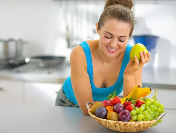 Jovem feliz com frutas prato comendo maçã — Fotografia de Stock