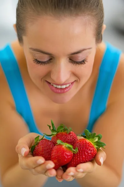 Portrait de jeune femme appréciant les fraises — Photo