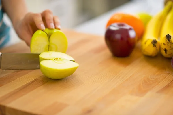 Primer plano de la joven mujer cortando manzana — Foto de Stock