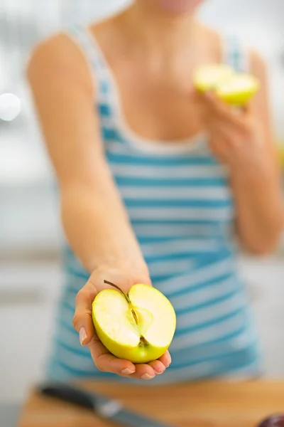Closeup on young woman showing slice — Stock Photo, Image