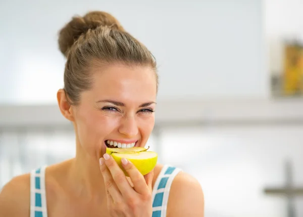 Ritratto di giovane donna felice che mangia mela — Foto Stock