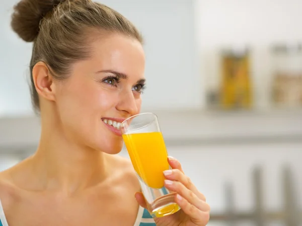 Ritratto di giovane donna felice che beve succo d'arancia fresco — Foto Stock