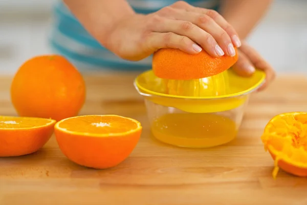 Close-up em jovem mulher fazendo suco de laranja fresco — Fotografia de Stock