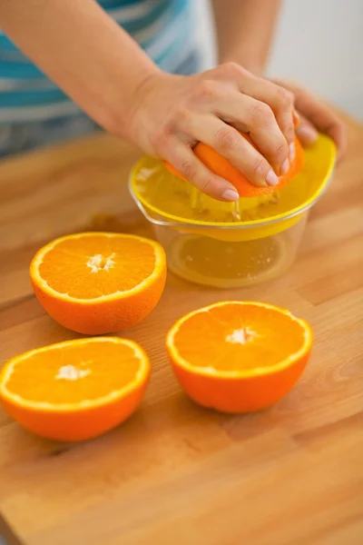 Κινηματογράφηση σε πρώτο πλάνο σε νεαρή γυναίκα κάνοντας φρέσκο χυμό πορτοκάλι — Φωτογραφία Αρχείου