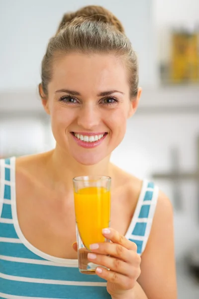 Porträtt av glad ung kvinna med glas färskpressad apelsinjuice — Stockfoto