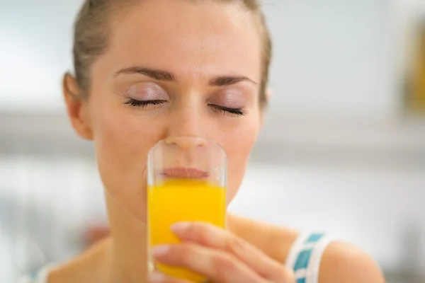 Młoda kobieta picie świeżego soku pomarańczowego — Zdjęcie stockowe