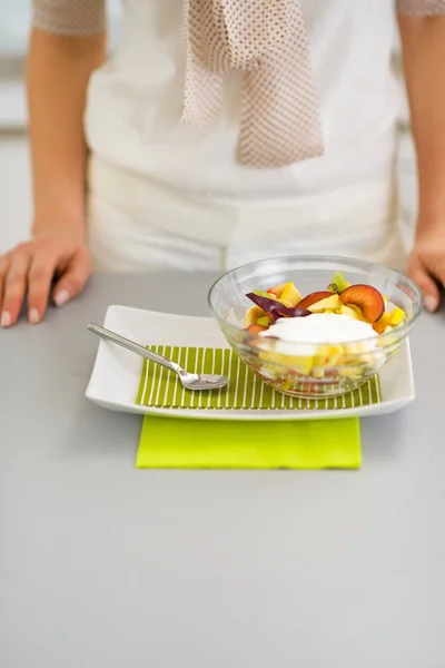 Gros plan sur la jeune femme au foyer avec salade de fruits frais — Photo