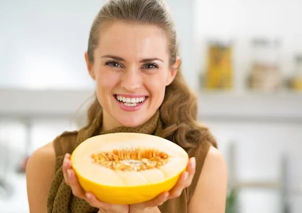 Feliz joven mujer mostrando rodaja de melón —  Fotos de Stock