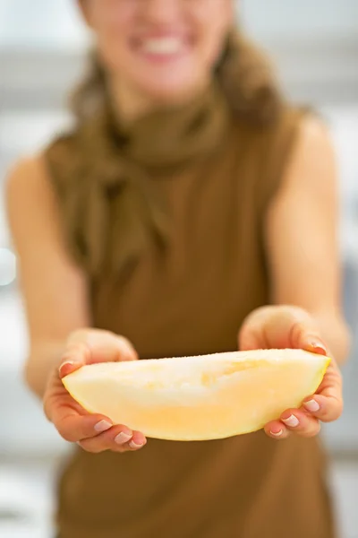 Close-up op jonge vrouw weergegeven: meloen slice — Stockfoto