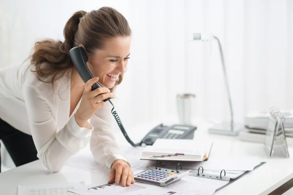 Happy affärskvinna på telefon tittar på dokumentet — Stockfoto