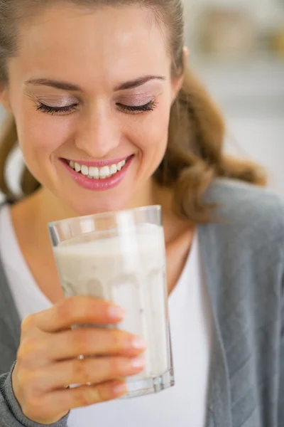 Retrato de una joven feliz bebiendo batido fresco — Foto de Stock