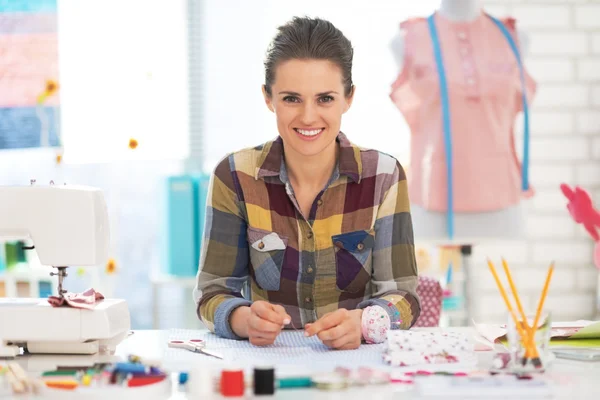 Portret van gelukkig naaister vrouw op het werk — Stockfoto