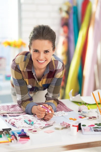 Portret uśmiechający się krawiec w studio — Zdjęcie stockowe