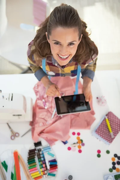 Porträtt av glad skräddare kvinna använder TabletPC på jobbet — Stockfoto