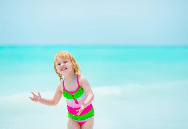 Portret van gelukkig babymeisje op zee — Stockfoto