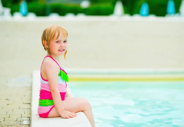 Portrait de bébé fille assis au bord de la piscine — Photo