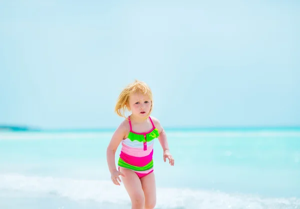 Mädchen läuft am Strand — Stockfoto