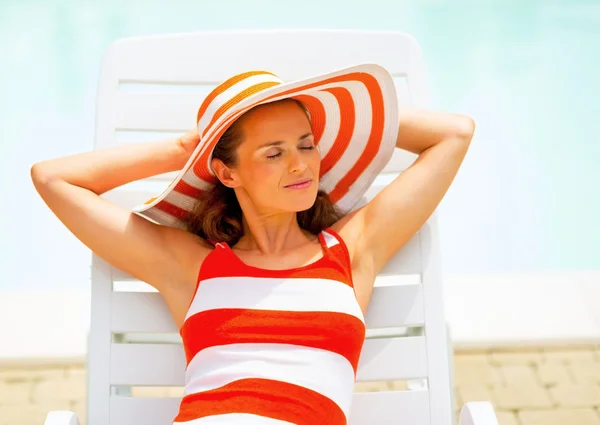 Jeune femme détendue allongée sur chaise longue — Photo