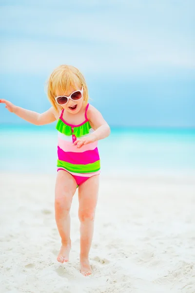 Retrato de larga duración de la niña feliz en gafas de sol bailando en — Foto de Stock