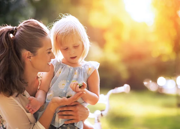 Moeder en baby meisje plezier buitenshuis — Stockfoto