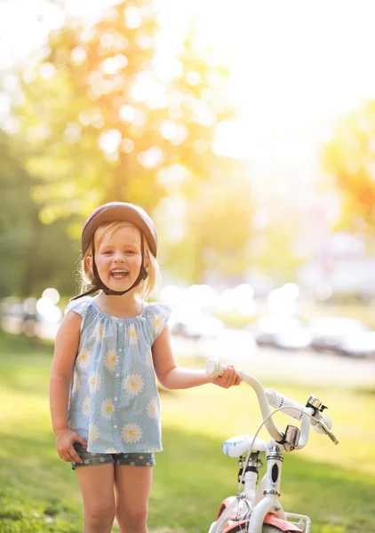 Portret van gelukkig babymeisje met fiets — Stockfoto