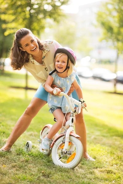 Retrato de madre y bebé con bicicleta —  Fotos de Stock