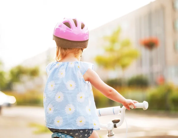 Dziecko dziewczynka jazda rowerem. widok z tyłu — Zdjęcie stockowe