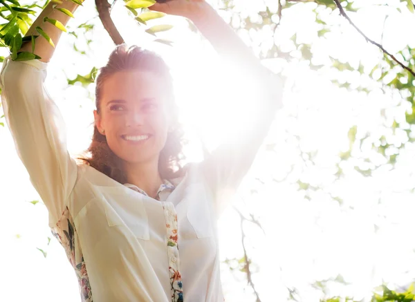 幸福的年轻女人，在树叶的肖像 — 图库照片